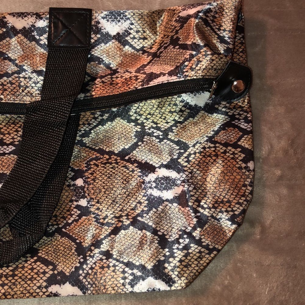 Bijoux Terner Large Python Snake Print Foldable Travel Bag - Picture 6 of 8